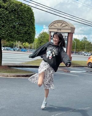 Shin Dong-mi Instagram - 동미 맑음 ☀️ 
 
I’m in the US right now🫰🏻