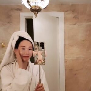 Shin Joo-ah Instagram - 해외갈때마다 피부알러지 물갈이걱정이쥬~~
필요한만큼 갈색병에다 다아~담아두고다녀용~~변질걱정없쥬ㅋ
진정미스트 각질제거미스트 수분로션 피지컨트롤로션부터등등등
다양하게 다아~~싹다아~가지고다녀용!
피부영양제두 다양하게챙겨먹규유
기초스킨루틴 영상에담아봣어용ㅎㅎ
걍 씻고 열띠미 두드리기!^^
모두들 피부지킴이 뽀송하고 맑은피부 만세!😍😍😍
2중 샤워필터기도 필슈!
오늘하루두 마무리잘하시규 좋은밤되세요들💋
#스킨케어루틴#일상#피부관리
#신주아피부관리#신주아
#피부관리법#오늘도감사#💞#파리 에서♡