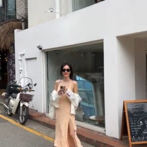 Shin Joo-ah Instagram - 쿨톤스틱 드디어 내일이네용 여러분😍
첨 보여드리는 프로모션이라 더 ~잘 준비하고 싶고
더~알려드리려고 바쁜쥬말 보내고있어용
이벤트도 빵빵하고! 할인율도 어마어마합니다용
🔅2박스 이상 구매하시는 선착순 30분께
1박스 더 보내드리는 특별이벤트🔅
어디서도 본 적 없는 할인율과 증정이벤트에용
꼭 득템하세요♥️
저는 이너 피움 트리플 글로우 케어
3개월 정도 꾸준히 먹고잇쥬
한 한달 정도 지나고 나서부터 피부속부터
촉촉함이~~🫢
세달 지나니 맑아지는게느껴져용 피부가 더투명해지는 느낌!
주변에서도 요즘 피부 칭찬 더많이해쥬드라구유👀
하루라도 안먹음 불안해서 꼭 챙겨먹는
피부지킴이 필수템 ♥
️💧촉촉하고 투명하고 탱탱한 피부👼🏻
모든이들의 워너비쥬
피부고민 있으신분들 하루 1포씩 챙겨 먹으면서
함께 편하게 관리해봐용♡
상큼 달달 블루베리맛 가루로🫐
털어먹고 물 한잔해주면 피부관리 끝!
제 시크릿 피부 지킴이 쿨톤 스틱
내일 9일(일) 오후 9시 놓치지 마세용✨
해피토요일♡♡