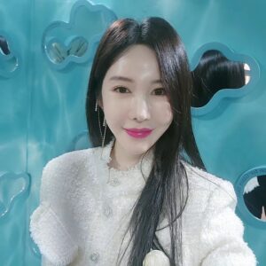 Shin Joo-ah Instagram - 겨울이네요..
촬영도하고 겸사겸사 행사장도왔어용😊😊
감기조심하세요😘😘
늘이뿌게해주는 울스텝들 알라뷰💋 넘이쁜옷도
촬영팀들도 한컷💞

#일하는여자#신주아
#촬영중#ootd#화이트룩
#오늘도감사