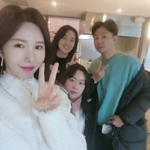 Shin Joo-ah Instagram - 겨울이네요..
촬영도하고 겸사겸사 행사장도왔어용😊😊
감기조심하세요😘😘
늘이뿌게해주는 울스텝들 알라뷰💋 넘이쁜옷도
촬영팀들도 한컷💞

#일하는여자#신주아
#촬영중#ootd#화이트룩
#오늘도감사