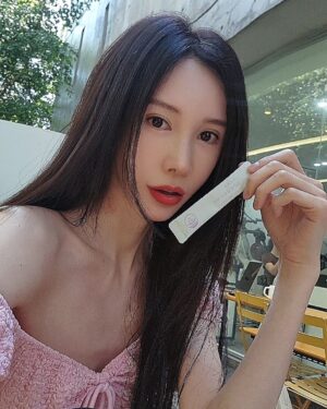 Shin Joo-ah Instagram - ⭐️이벤트 마감햇어용⭐️

🫶#퀴즈 EVENT 
댓글달아주시면 추첨해서 제가 먹는 피부 종합비타민 
보내드리려구용😃

다들- 좋은 주말 보내시구계시죵?
벌써 또 6월이..이번달도 파이팅이용🫡

제가 찐으로 좋아하는 애정템 소개해드리기 전에 준비한 🎁이벤트🎁
밑에 정답 맞혀주시면 추첨해서
3분 이너피움 글로우케어 1박스씩 보내드릴게요옹❤

Q. 이너 피움 글로우 케어는 피부 크게 3가지로
도움을줄수있어용! 어떤 효과가 있을까용?
댓글에 정답을 맞혀주세유🙇‍♀️

몇 달 동안 꾸준히 먹고 있는 이너뷰티템중 하난데용
제가 피부가 하얀편이긴 하지만
쨍쨍한 날씨에도 유지할수있는 비결👀

피부 속~ 근본부터 변화를줘서 다른 피부 영양제들 없이 요고 하나로
효과 보고 젤 첫번째로 소개해드리려해용
글로우케어 안에 들어있는 특별한 메인 원료의
효능을 임상 수치로 확인할수 있는데 본 적 없는 대박 수치가☺️
저만 느낀 게 아니라 임상수치로 더욱 믿음이~~뿜뿜
이너피움 글로우 케어! 이벤트도 참여해 주시규
곧 좋은 가격으로 보여드릴게요옹❤ 
#피부지킴이#피부영양제