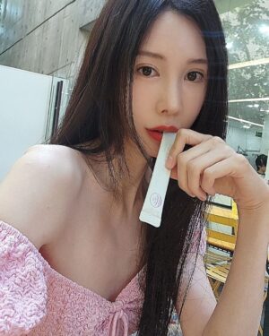 Shin Joo-ah Instagram - ⭐️이벤트 마감햇어용⭐️

🫶#퀴즈 EVENT 
댓글달아주시면 추첨해서 제가 먹는 피부 종합비타민 
보내드리려구용😃

다들- 좋은 주말 보내시구계시죵?
벌써 또 6월이..이번달도 파이팅이용🫡

제가 찐으로 좋아하는 애정템 소개해드리기 전에 준비한 🎁이벤트🎁
밑에 정답 맞혀주시면 추첨해서
3분 이너피움 글로우케어 1박스씩 보내드릴게요옹❤

Q. 이너 피움 글로우 케어는 피부 크게 3가지로
도움을줄수있어용! 어떤 효과가 있을까용?
댓글에 정답을 맞혀주세유🙇‍♀️

몇 달 동안 꾸준히 먹고 있는 이너뷰티템중 하난데용
제가 피부가 하얀편이긴 하지만
쨍쨍한 날씨에도 유지할수있는 비결👀

피부 속~ 근본부터 변화를줘서 다른 피부 영양제들 없이 요고 하나로
효과 보고 젤 첫번째로 소개해드리려해용
글로우케어 안에 들어있는 특별한 메인 원료의
효능을 임상 수치로 확인할수 있는데 본 적 없는 대박 수치가☺️
저만 느낀 게 아니라 임상수치로 더욱 믿음이~~뿜뿜
이너피움 글로우 케어! 이벤트도 참여해 주시규
곧 좋은 가격으로 보여드릴게요옹❤ 
#피부지킴이#피부영양제