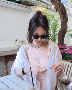 Shin Joo-ah Instagram - 오늘도 날씨 굿이네용? 
맛점하시고계시나용?^^하늘보니  기분이가 좋네용

제가 얼마전 요즘 새로운 일을 준비하고 바쁘게 보내고 있다고 
말씀 드렸쥬?! 미팅하고 열일즁❤️

제가 먹고, 바르고, 꾸미는 아이템들 참 좋아하거든유
뭐 하나 좋음 알려주규 쥬는편ㅎㅎ

제 루틴이나 사용하는것들 많이 여쭤봐주셔서
오랫동안 사용해보믄서 찐~~효과보고있는
좋은 아이템들만 엄선해서 프로모션으로 보여드려 보려구해유

그래서 이너뷰티 브랜드 관계자분들과 만나서 제품설명도 듣규
구체적인 계획들도 얘기하고왓쥬!

먹고 바르는건 무지 신경쓰는데 먹는건 말 안해두 아시쥬?단순 먹어서 피부가 좋아지는게 아니라 
피부속 근본적인 부분을 직접 좋아지게해쥬니
너무~달라지는 피부를 경험해서 너무~ 좋아서  꼬옥🥹처음으로 
소개해 드리고 싶었어유♡♡

조만간 저만에 솔직한 리뷰들로 하나씩 준비해서 보여드려 볼게요옹💪
오늘듀좋은하루~ 앞으로 기대해 주세유😄💞 

#오늘도감사#💞