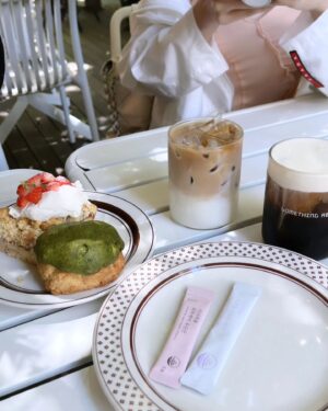 Shin Joo-ah Instagram - 오늘도 날씨 굿이네용? 
맛점하시고계시나용?^^하늘보니  기분이가 좋네용

제가 얼마전 요즘 새로운 일을 준비하고 바쁘게 보내고 있다고 
말씀 드렸쥬?! 미팅하고 열일즁❤️

제가 먹고, 바르고, 꾸미는 아이템들 참 좋아하거든유
뭐 하나 좋음 알려주규 쥬는편ㅎㅎ

제 루틴이나 사용하는것들 많이 여쭤봐주셔서
오랫동안 사용해보믄서 찐~~효과보고있는
좋은 아이템들만 엄선해서 프로모션으로 보여드려 보려구해유

그래서 이너뷰티 브랜드 관계자분들과 만나서 제품설명도 듣규
구체적인 계획들도 얘기하고왓쥬!

먹고 바르는건 무지 신경쓰는데 먹는건 말 안해두 아시쥬?단순 먹어서 피부가 좋아지는게 아니라 
피부속 근본적인 부분을 직접 좋아지게해쥬니
너무~달라지는 피부를 경험해서 너무~ 좋아서  꼬옥🥹처음으로 
소개해 드리고 싶었어유♡♡

조만간 저만에 솔직한 리뷰들로 하나씩 준비해서 보여드려 볼게요옹💪
오늘듀좋은하루~ 앞으로 기대해 주세유😄💞 

#오늘도감사#💞