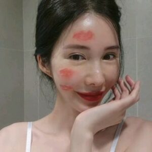Shin Joo-ah Instagram - 이번주도 다들 기분 좋은 월요일 보내구계신가요?
립정보 그동안 마니마니 물어봐주셔서
어색하긴 하지만 릴스도 찍어보고
애정하는 립 추천도 넣어봤쥬😊
요새 오렌지레드 색상에 눈이 가더라고유
쨍하면서 포인트 주기도 좋고 맨얼굴에도 굿!
3ce립은 보송한 마무리감의 매트한 벨벳립이고
웨이크메이크 립은 촉촉함서 쨍한 팁트립이예용
여름도 다가오는데 발색좋고 쨍한립
찾으시믄 추천드려용💋
오늘도 행복하게 보내세요오옹^^❤️
#립스틱추천#오렌지레드#💞