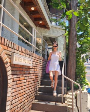 Shin Joo-ah Instagram - 날씨 너무 덥네용
더위조심용🙏🙏
모두 건강 잘 챙겨야해요요❤️🦾

많이 찾아주시는 글로우케어
후기도 정리해왔는데 뒷장 쭉- 확인해주세용!

오늘은 제가 하고 있는 화사한 피부를 위한 루틴!
간단하게 소개해 드릴게용

✔이너피움 트리플 글로우케어
계속 말씀드리지만 엄청난 임상결과! 
피부 밝기 개선 3,700%를 자랑하는
원료가 하루 충족량 가득! 들어있어용
자외선에 의한 피부 손상을 보호 도움주는
개별인정형 원료로 등록되어 있으니
더욱 신뢰 있게 꾸준히 먹는 저희 이너뷰티 아이템✨

✔선크림
선크림은 365일 내내 필수 아이템이구
지금 같은 여름은 더더 꾸준히!
자주 발라주고 있어용 외출 20분 전에
쓱쓱 발라주는데 피부가 예민하다보니
순하고 눈 시림 없는 선크림으로 사용중😍

✔️수분템
수분은 피부 관리의 기본이고 제일 중요하쥬
피부가 건조하면 트러블, 탄력, 생기 
다 문제가 생기다 보니 속부터 탄탄하게
만들어주면 자연스럽게 생기도 up!

여러분의 화사한 피부 꿀템도 있으시면
공유해주세용 😍 

#피부루틴#피부지킴이
