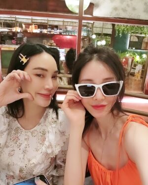 Shin Joo-ah Instagram - 오랜만에 만난 태국 언니메이❤️
센트럴칫롬 나들이 오랜만에왔네용😉
시간가는줄 모르고 얘기 하다 보니 
밥먹고 샴페인도 곁들이공 디저트까지 호로록 먹었네용ㅋ

다들 식후 디저트는 필수쥬? 
저만 밥따로 디저트 배 따로있는건 아니죠!?🤣ㅋㅋ
언니랑 데이트 하다보니 벌써 저녁 먹을시간이 다가오네용

오늘 저녁은 뭘 먹을까요? 
벌써부터 고민 되네요😍

#방콕#덥다
#수다타임#센트럴칫롬 1층에 레스토랑많아용♡♡