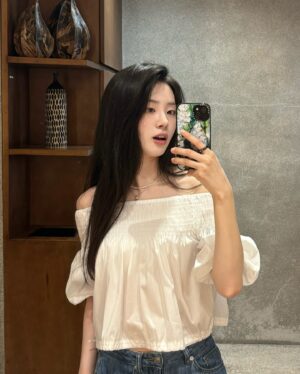 Shin Si-a Instagram - summer, summmmer! 🐳🤸🏻‍♀️🍟🍹🌴