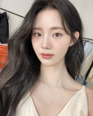 Shin Si-a Instagram - 🙂🥴🔜