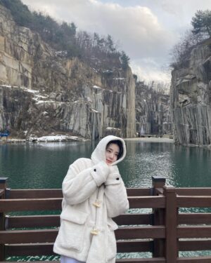 Shin Si-a Instagram - 3월의 눈사람 출몰 사건 !! ⛄️