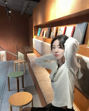 Shin Si-a Instagram - 🤓☕️🤎