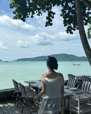Shin Si-a Instagram - summer, summmmer! 🐳🤸🏻‍♀️🍟🍹🌴