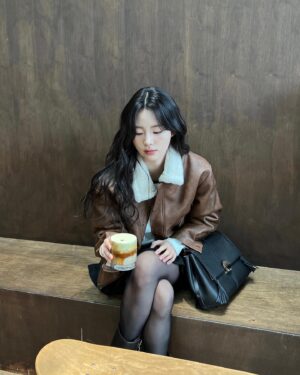 Shin Si-a Instagram - 🤓☕️🤎