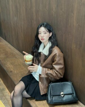 Shin Si-a Instagram - 🤓☕️🤎