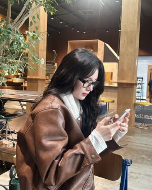Shin Si-a Instagram - 🤓☕️🤎