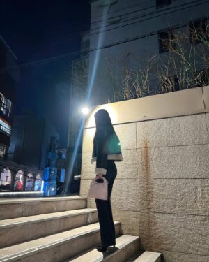 Shin Si-a Instagram - 🖤