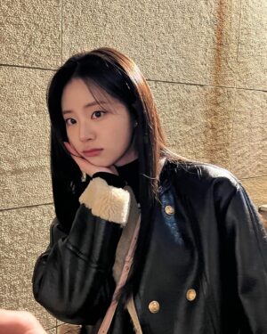 Shin Si-a Instagram - 🖤