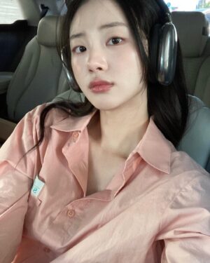 Shin Si-a Instagram - 순간순간 사랑하고 순간순간 행복하세요!
서로의 외로움에 분홍색깔 물들이며 사랑을 나누는 새해되길.
HAPPY NEW YEAR ! 🩷🐉 

( 사진첩 보며 고른 랜덤 2023 사진들이에요. 보다보니 추억이 새록새록... 2024년에도 소중한 추억 가득하길! )