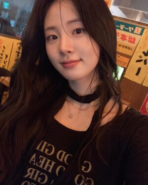 Shin Si-a Instagram - 🖤