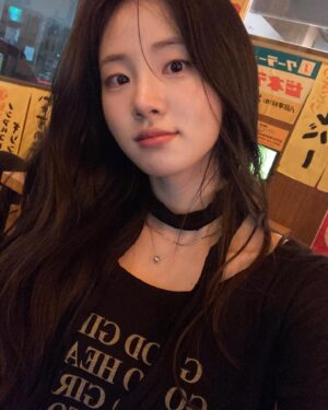 Shin Si-a Instagram - 🖤