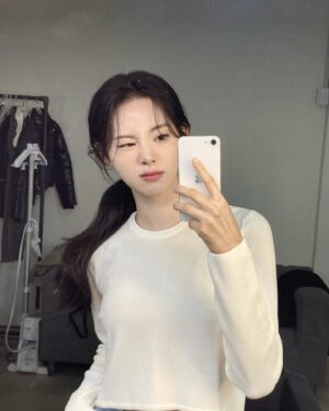 Shin Si-a Instagram - 🙂🥴🔜