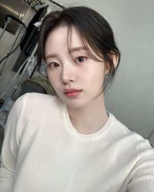 Shin Si-a Instagram - 🙂🥴🔜