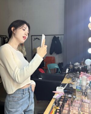 Shin Si-a Instagram - 🙂🥴🔜