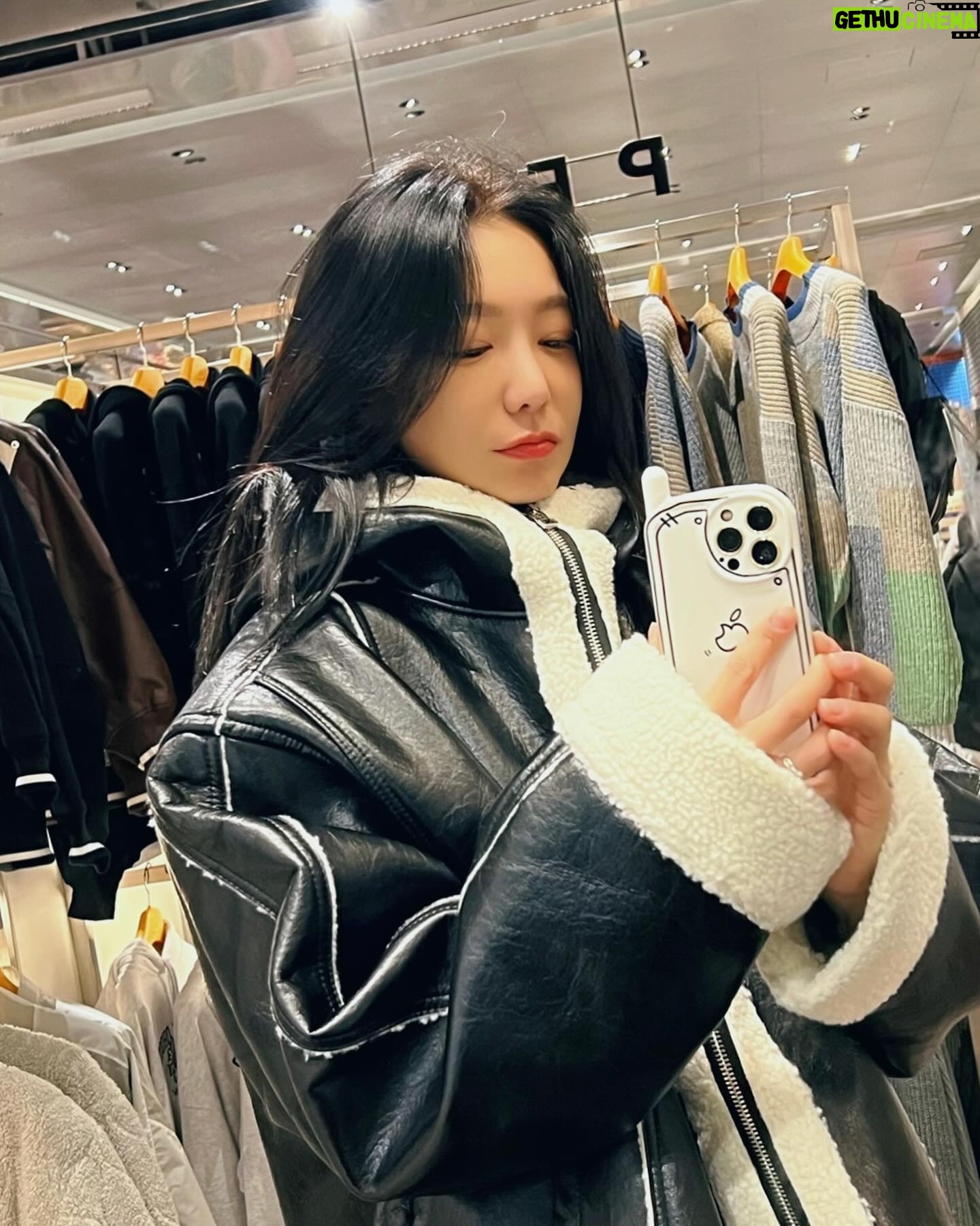Shin So-yul - 1.3K Likes - ⠀
⠀
로맨틱 크라운
팝업 스토어 다녀와서,
입힘.
⠀
따듯하자🤎
⠀
⠀