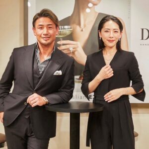 Shin Yazawa Instagram - ☆
3月8日は国際女性デー

Happy International Women’s Day💐

イタリアではミモザの日

DAMIANIの
ミモザコレクション✨
繊細で上品なデザインなのに
ミモザの様に可愛らしく感じる
ジュエリーを身に付け
@masato.official とトークイベント。

今日は黄色いtopsを着て
毎日お世話になってる方へミモザを届けに💐

#damiani
#国際女性デー
#internationalwomensday 
#ミモザの日
#ミモザコレクション
#festdelladonna 
#フェスタデラドンナ
#感謝を込めて