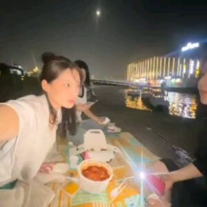 Shin Yeon-suh Instagram - J들과 있으면 나도 모르게 자꾸 어딘가에 도착해 있다