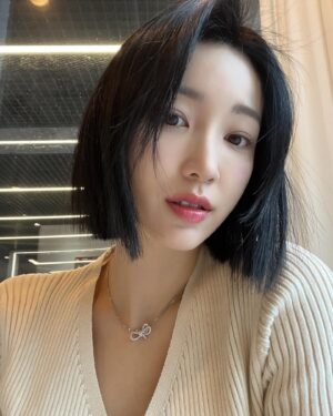 Shin Yeon-suh Instagram - 💇🏻‍♀️ 당분간 곱슬 안녕
