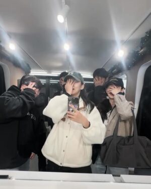 Shin Yeon-suh Instagram - 강렬한 사람들이다😧지지고 볶은 추억이 이렇게 대단할 줄은 몰랐지 당장 아침에 본 사람들인 줄..왜 다들 변하지 않지