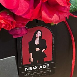 Shin Yeon-suh Instagram - 생일 축하해 주셔서 고맙습니다. 멋진 삼십 대가 되어볼게요. 반짝이던 제 이십 대를 곁에서 지켜주신 것 자체도 굉장히 코끝 찡할 만큼 감사하지만, 괜찮다면 앞으로도 함께해주십사! 부탁의 의미로 사랑의 말을 건네봅니다..알러뷰😚💜