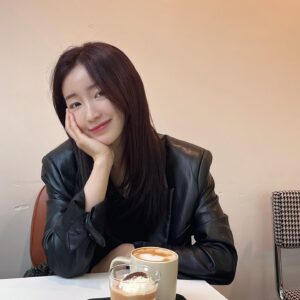 Shin Yeon-suh Instagram - 생일 축하해 주셔서 고맙습니다. 멋진 삼십 대가 되어볼게요. 반짝이던 제 이십 대를 곁에서 지켜주신 것 자체도 굉장히 코끝 찡할 만큼 감사하지만, 괜찮다면 앞으로도 함께해주십사! 부탁의 의미로 사랑의 말을 건네봅니다..알러뷰😚💜