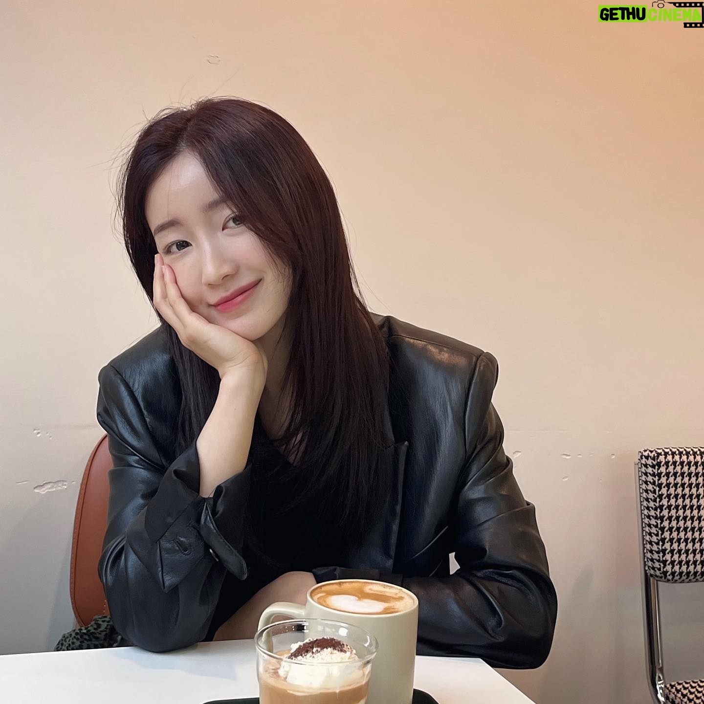 Shin Yeon-suh - 7.5K Likes - 생일 축하해 주셔서 고맙습니다. 멋진 삼십 대가 되어볼게요. 반짝이던 제 이십 대를 곁에서 지켜주신 것 자체도 굉장히 코끝 찡할 만큼 감사하지만, 괜찮다면 앞으로도 함께해주십사! 부탁의 의미로 사랑의 말을 건네봅니다..알러뷰😚💜