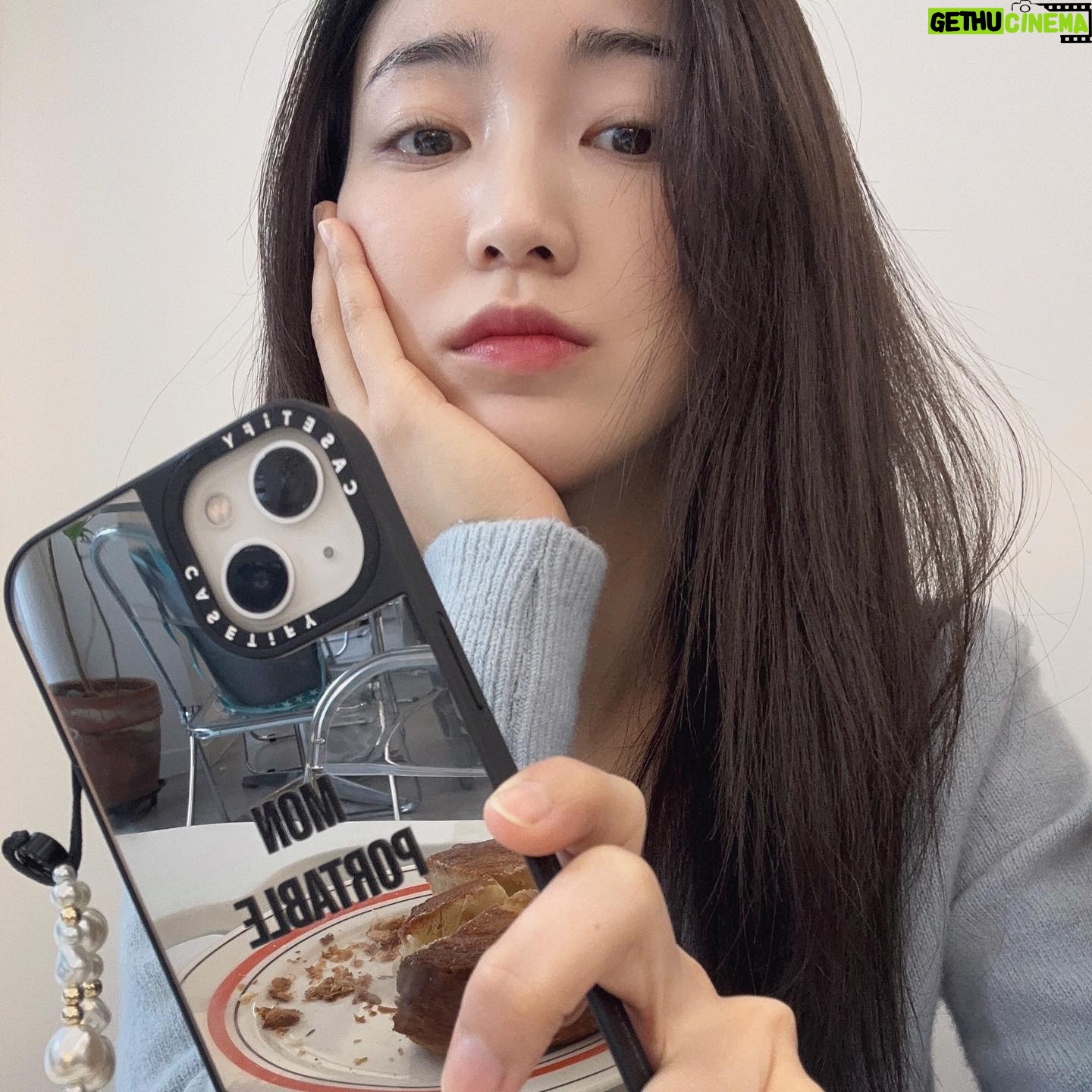 Shin Yeon-suh - 7.5K Likes - 생일 축하해 주셔서 고맙습니다. 멋진 삼십 대가 되어볼게요. 반짝이던 제 이십 대를 곁에서 지켜주신 것 자체도 굉장히 코끝 찡할 만큼 감사하지만, 괜찮다면 앞으로도 함께해주십사! 부탁의 의미로 사랑의 말을 건네봅니다..알러뷰😚💜