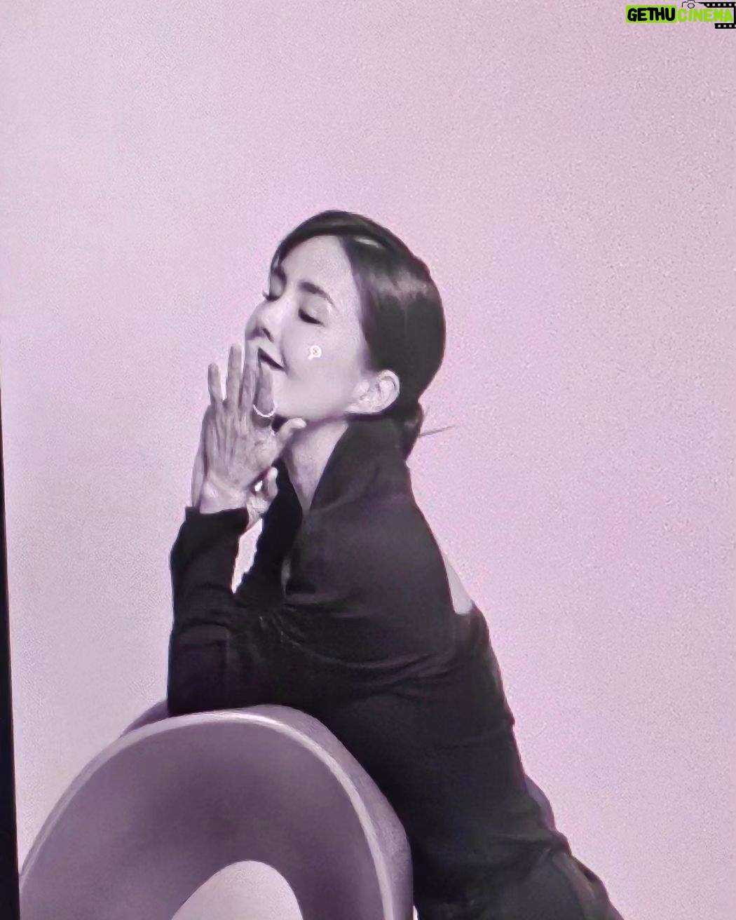 Shin Ae-ra - 13.1K Likes - 20대의나와 50대의나,
젊음은 사라지고 많은것이 달라졌네요ㅎ
하지만 55살이라는 나이도 참 좋습니다.
10년후, 20년후는 어떨까요^^
울경민언니도 이제는 돋보기끼고 화장을해주네요.
그때나 지금이나 변함없는, 아니 더깊어지는 관계 감사합니다♡