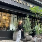 Shin Ae-ra Instagram – 오랜만에 
딸들과 여자끼리 데이트
맛있구 멋있는 #Mari’sTable 
#Metrocity 금쪽이 의상픽업까지
이렇게 다리길게 사진 찍어주고
딸들, 감사해 사랑해 축복해♡