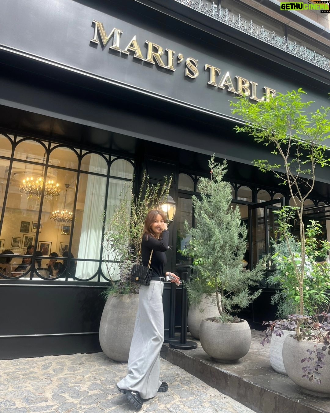 Shin Ae-ra - 12.1K Likes - 오랜만에
딸들과 여자끼리 데이트
맛있구 멋있는 #Mari'sTable
#Metrocity 금쪽이 의상픽업까지
이렇게 다리길게 사진 찍어주고
딸들, 감사해 사랑해 축복해♡