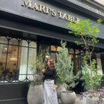Shin Ae-ra Instagram – 오랜만에 
딸들과 여자끼리 데이트
맛있구 멋있는 #Mari’sTable 
#Metrocity 금쪽이 의상픽업까지
이렇게 다리길게 사진 찍어주고
딸들, 감사해 사랑해 축복해♡