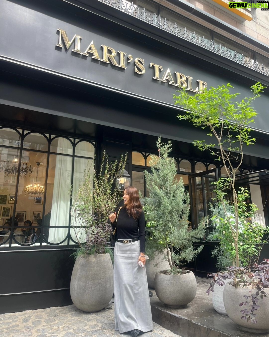 Shin Ae-ra - 12.1K Likes - 오랜만에
딸들과 여자끼리 데이트
맛있구 멋있는 #Mari'sTable
#Metrocity 금쪽이 의상픽업까지
이렇게 다리길게 사진 찍어주고
딸들, 감사해 사랑해 축복해♡