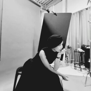 Shin Ae-ra Instagram - 20대의나와 50대의나,
젊음은 사라지고 많은것이 달라졌네요ㅎ
하지만 55살이라는 나이도 참 좋습니다.
10년후, 20년후는 어떨까요^^
울경민언니도 이제는 돋보기끼고 화장을해주네요.
그때나 지금이나 변함없는, 아니 더깊어지는 관계 감사합니다♡