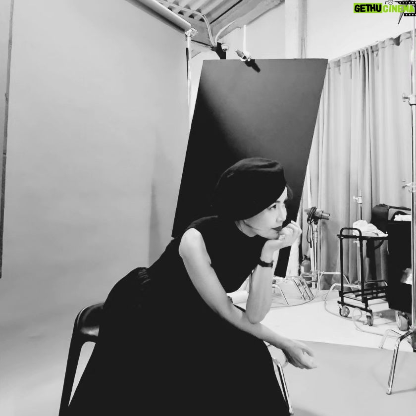Shin Ae-ra - 13.1K Likes - 20대의나와 50대의나,
젊음은 사라지고 많은것이 달라졌네요ㅎ
하지만 55살이라는 나이도 참 좋습니다.
10년후, 20년후는 어떨까요^^
울경민언니도 이제는 돋보기끼고 화장을해주네요.
그때나 지금이나 변함없는, 아니 더깊어지는 관계 감사합니다♡