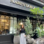 Shin Ae-ra Instagram – 오랜만에 
딸들과 여자끼리 데이트
맛있구 멋있는 #Mari’sTable 
#Metrocity 금쪽이 의상픽업까지
이렇게 다리길게 사진 찍어주고
딸들, 감사해 사랑해 축복해♡