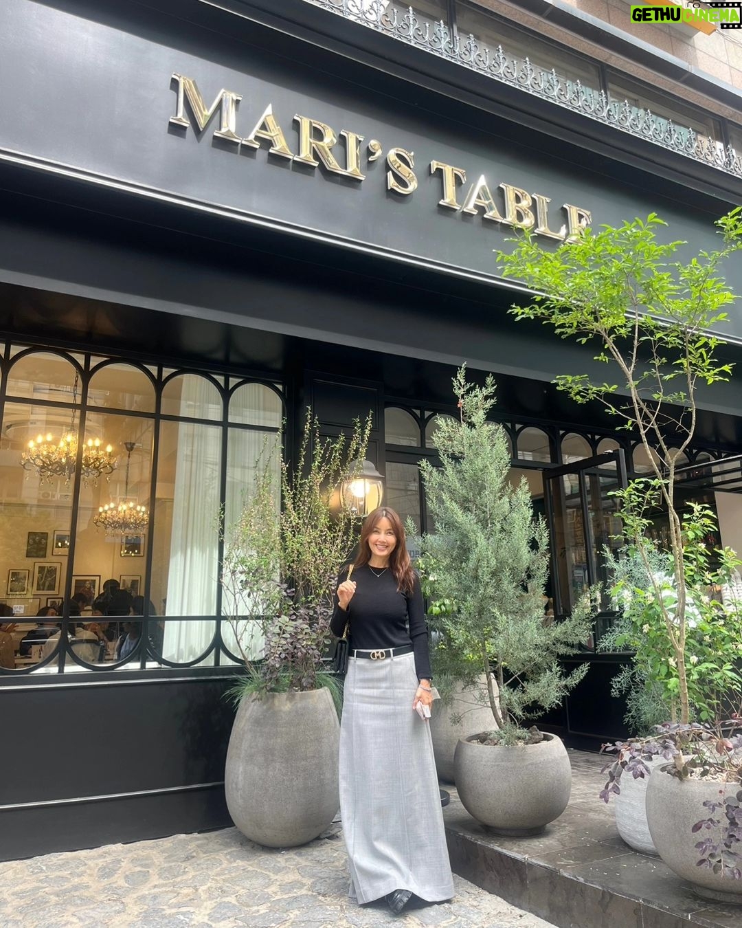Shin Ae-ra - 12.1K Likes - 오랜만에
딸들과 여자끼리 데이트
맛있구 멋있는 #Mari'sTable
#Metrocity 금쪽이 의상픽업까지
이렇게 다리길게 사진 찍어주고
딸들, 감사해 사랑해 축복해♡