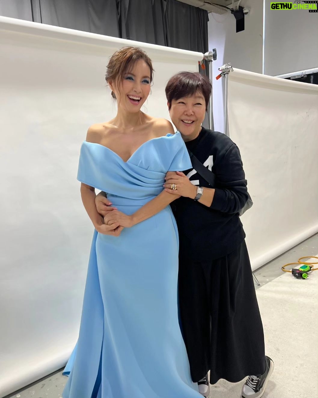 Shin Ae-ra - 13.1K Likes - 20대의나와 50대의나,
젊음은 사라지고 많은것이 달라졌네요ㅎ
하지만 55살이라는 나이도 참 좋습니다.
10년후, 20년후는 어떨까요^^
울경민언니도 이제는 돋보기끼고 화장을해주네요.
그때나 지금이나 변함없는, 아니 더깊어지는 관계 감사합니다♡