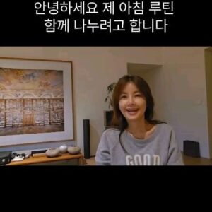 Shin Ae-ra Instagram - 1일1릴스로 복습해야한대서ㅎ 요건 youtube shorts 인데 자막작업 해보았어요 어제보다 훨빠르네요 신난다^^ 배움은 끝이없네요. 항상 '지금 이순간' 시작한다면 '늦은때'라는건 없는거같아요. 제 아침루틴 길게보고싶으시면 오늘 저녁8시 신애라이프 업로드되요 링크는 프로필에있어요 (링크도 제가 걸어보았어요 둠칫둠칫^^)