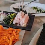 Shin Ae-ra Instagram – 저녁 뭐 드실건가요?^^ 
점심에먹은 냉털꼬마LA김밥 추천드려요
냉장고속재료들 물기 꼭짰구요
계란부친팬에 당근만 새로 살짝볶았어요
김발없이 가족들각자 싸먹습니당
와사비간장 콕찍어 드셔요~
*쉰김치국물이용해 두부넣은 김치국과 곁들이시면 금상첨화