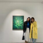 Shin Ae-ra Instagram – 시간이 너무 빠르죠? 
24년 4분의1이 과거로갔어요. 
드디어 시간을 쫓아온 봄.
여름에게 또 금방 쫓겨가겠죠?ㅜㅜ
짧은 봄 만끽할 기회,
내가좋아하는 김물길작가 소개해드릴께요. 
공적으로 만나
이제는 보드게임도 함께하는 이쁜친구
(나이가드니 또래뿐아니라
위로 아래로 나이차가 많은 친구도 늘어나네요)
‘봄’과의 데이트 놓치지마세요^^
#초록너머의 ~4월7일
#아르떼케이갤러리

Happy Spring♡ 
Happy Easter♡